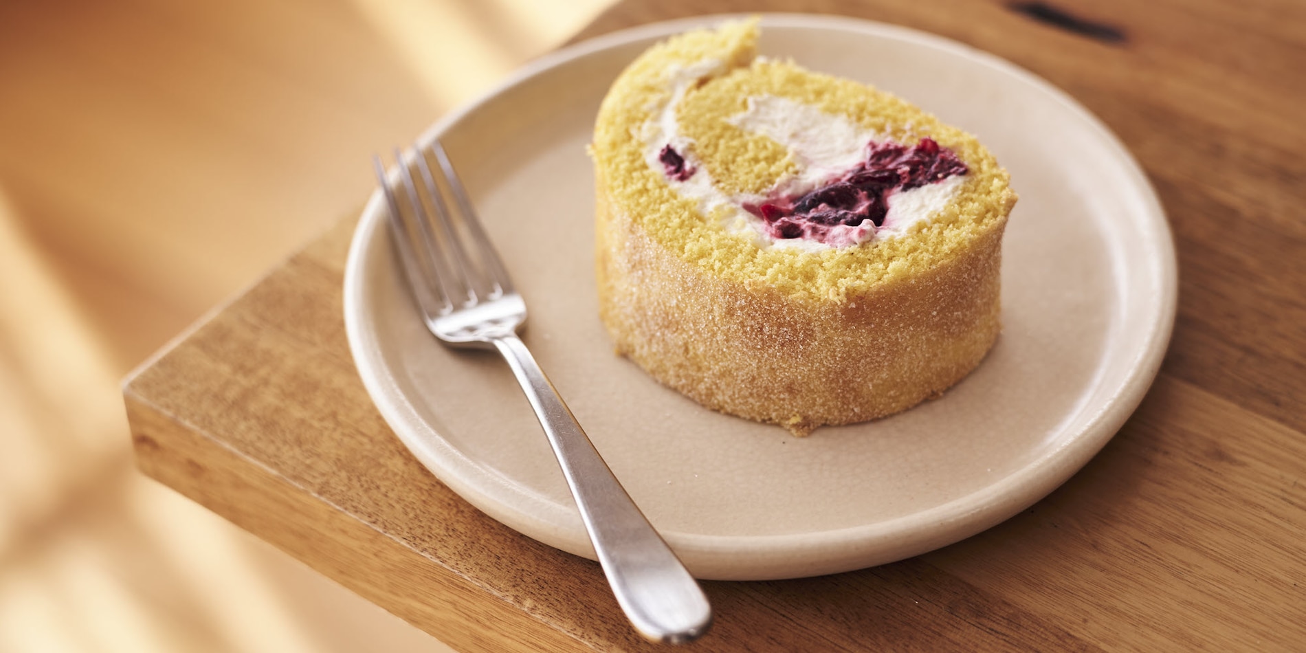 Rolled sponge with cherries